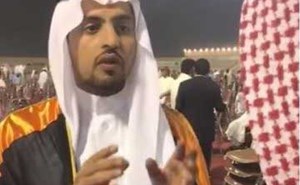 بالفيديو.. رجل أعمال يهدي ابنه سيارة بنتلي وعروس و”فيلا” بمناسبة تخرجه