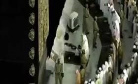 بالفيديو.. مؤذن الحرم المكي يكبر قبل الإمام.. وشيخ: أعيدوا صلاتكم