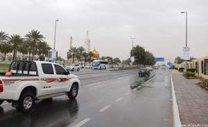 «خليجي» يلقي زوجته من السيارة أثناء سيرها ويتسبب بوفاتها