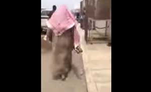 بالفيديو.. مسن يدخل مسجدًا بالسعودية بسلاحه.. وهذا رد فعل المصلين