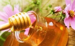 الماء بالعسل.. ينقي البشرة ويخفف الوزن ويعالج الأمراض