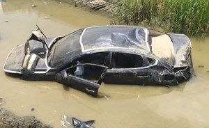 بالفيديو.. سقوط سيارة من أعلى جسر في خميس مشيط
