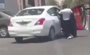 بالفيديو.. رجل يعتدي بالركل على امرأة ترافقه في سيارته وسط الشارع وأمام المارة في السعودية