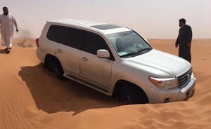 معلم بالسعودية يلجأ إلى حرق “الإطارات” للنجاة بعد علوق سيارته في نفود مشذوبة بالمجمعة