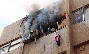 زوجان يلقيان ابنهما من نافذة شقتهما لانقاذه من حريق