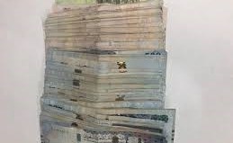 عامل أثيوبي يعثر على “كيس أموال” به 80 ألف ريال سعودي بإحدى السيارات المستأجرة.. ماذا فعل به؟