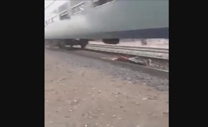 فيديو مرعب لطفل يثير غضب المصريين بتعريض حياته للخطر