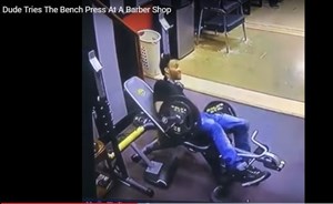 بالفيديو.. موقف محرج لشاب حاول الاستعراض في صالة جيم