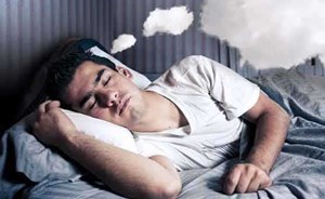 لماذا نرى أحلاماً سعيدة أو كوابيس أثناء النوم؟