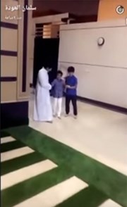 بالفيديو.. ​«العودة» يمازح ابنه عبدالرحمن عقب خروجه من المستشفى بعد الحادث