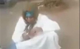 بالفيديو.. مغربي يلقي بوالدته المسنة في الشارع