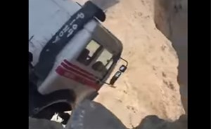 فيديو لا يصدق…شاحنة معلقة بالهواء فوق واد.. وسائقها؟!