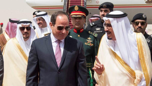 #الملك_سلمان بن عبد العزيز يستقبل #السيسي لدى وصوله #السعودية