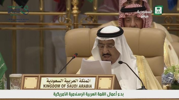 الملك سلمان: لا نأخذ الشعب الإيراني بجرائم نظامه
