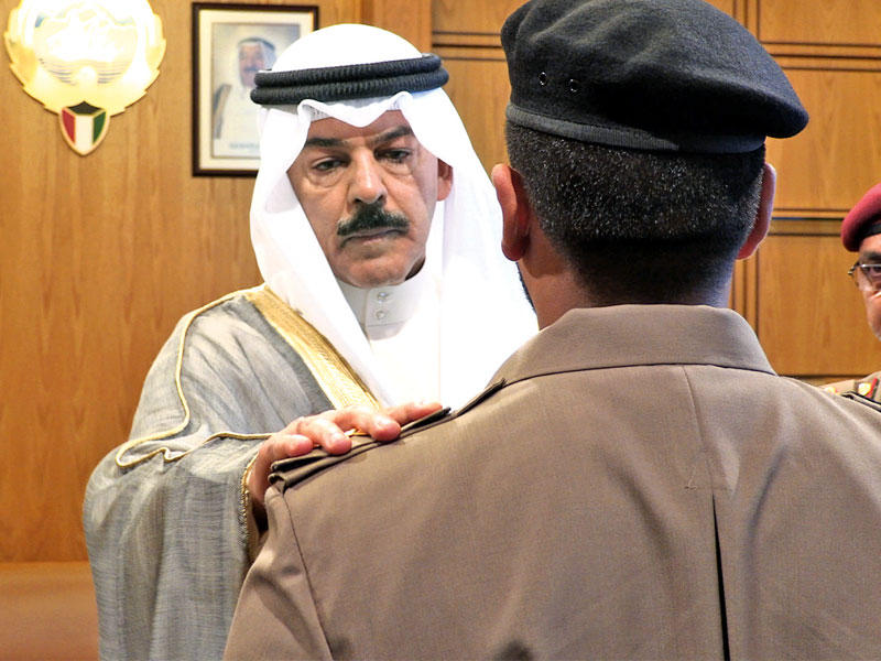 الخالد قلد ضابطين بالجيش رتبتيهما