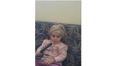 مشهد صادم.. أُم «غير مسؤولة» تقدم لطفلتها الشيشة!