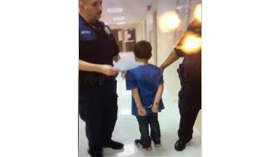 لماذا قيّدت الشرطة هذا الطفل داخل المدرسة؟