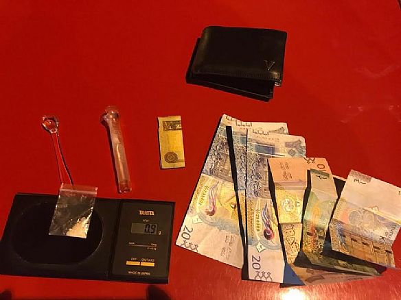 مواطن مطلوب بعدة قضايا يسقط في قبضة ‘ الداخلية ‘