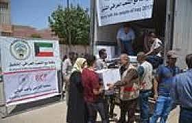 الكويت توزع 30 طنا من المواد الغذائية على النازحين بالموصل