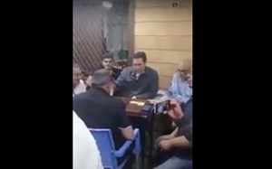 بالفيديو..علاء مبارك يلعب “الطاولة” على مقهى شعبي في حي امبابه بالجيزة