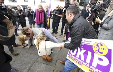 صور لمشاجرة نسائية قد تصبح الأشهر في تاريخ بريطانيا