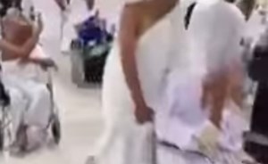 بالفيديو.. شاب يبتكر طريقة تُمّكنه من دفع عربيتي والديه في آن واحد بالحرم المكي