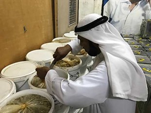 مصادرة وإتلاف 10 أطنان مواد غذائية فاسدة داخل مخزن في “حولي”