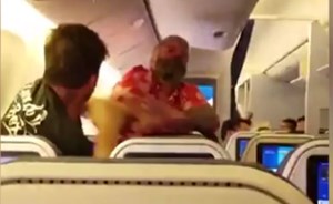 ملاكمة بين اميركيين على متن طائرة يابانية