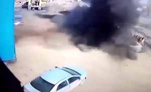 بالفيديو.. إطار طائر في الهواء يدمر سيارة بالكامل