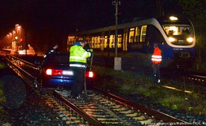 سائقة مخمورة تقتحم سكك الحديد وتعلق في القضبان