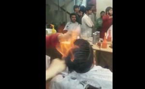 بالفيديو ..”حلاق “مصري يحرق شعر زبائنه بالنار .. والنتيجة صادمة !