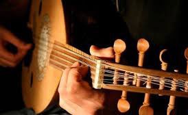 هذه الأغنية كتبها معمر القذافي وغنّاها مطرب لبناني .. من هو؟