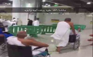 فيديو إنساني.. معتمر يشعل مواقع التواصل بما فعله مع والدية في الحرم المكي