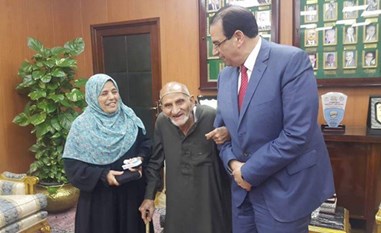 بالصور.. تكريم مسن مصري يعمل بمهنة شاقة رغم مرضه