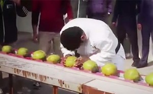 بالفيديو.. باكستاني يكسر 35 جوزة هند برأسه في دقيقة واحدة