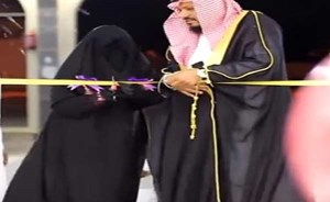 بالفيديو…سعودي يُكرم زوجته ويقدم لها هدية نادرة.. شاهد كيف احتفل بها!