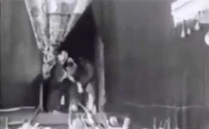 فيديو نادر لموسم حج عام 1350 يظهر الملك عبدالعزيز وهو يطوف حول الكعبة ويشارك في غسلها