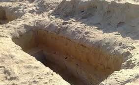 نبش قبر زوجته وأعاد جثتها إلى منزله… وما يفعله بها منذ 13 عاماً صادم