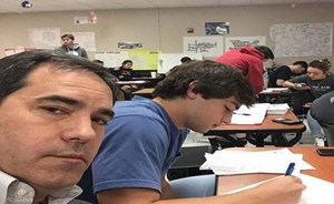 أب يجلس بجانب ابنه المراهق في صف الفيزياء… لهذا السبب!