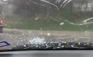 بالفيديو.. عاصفة من البَرَد تحتجز عائلة داخل سيارة وتحطم أجزاء منها