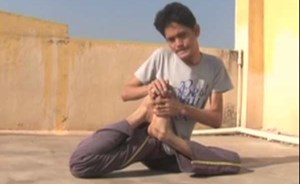بالفيديو.. شاب يلف ذراعيه وساقيه 360 درجة