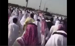 بالفيديو.. حشوداَ كويتية بجنازة مصري استجابة لنداء أمّه المؤثر