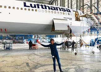 تعرف على قصة هذا الشاب الذي يجول العالم في الدرجة الأولى بالمجان!