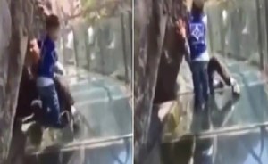 فيديو طريف.. الأب يجلس مرعوباً وطفله يجره على جسر زجاجي بالصين