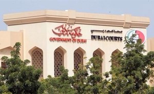 قاض في دبي للمتهم: «حد يسرق جدته ؟»
