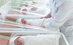 والدان يعيشان في رعب بعد تبديل طفلتهما في المستشفى.. اليكم ما حصل خلال البحث عنها!