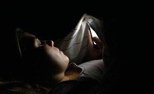 تفقد الهاتف قبل النوم يقتل.. تحذير جاد من مخاطره!
