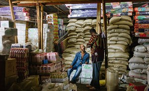 من لاجئ إلى مليونير وإمبراطور في عالم التجارة