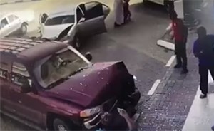 فيديو…عامل سيئ الحظ بالسعودية اختارته سيارة لقتله بطريقة بشعة