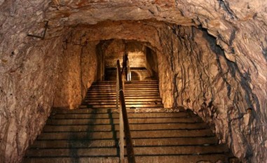 اكتشاف مغارة تحت الأرض يعيش بها سكان منذ الحرب العالمية الثانية